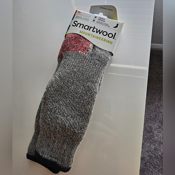 NWT Smartwool Mountaineering Thick Socks - Picture 1 of 2
